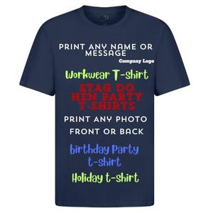Pu&ograve; includere: Una maglietta blu navy con testo bianco che dice "PRINT ANY NAME OR MESSAGE Company Logo Workwear T-shirt STAG DO HEN PARTY T-SHIRTS PRINT ANY PHOTO FRONT OR BACK birthday Party t-shirt Holiday t-shirt"