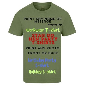 Pu&ograve; includere: Una maglietta verde con il testo "PRINT ANY NAME OR MESSAGE" e "Workwear T-shirt" in nero. Il testo "STAG DO HEN PARTY T-SHIRTS" &egrave; in rosso. Il testo "PRINT ANY PHOTO FRONT OR BACK" &egrave; in nero. Il testo "birthday Party t-shirt" &egrave; in blu. Il testo "Holiday t-shirt" &egrave; in verde.