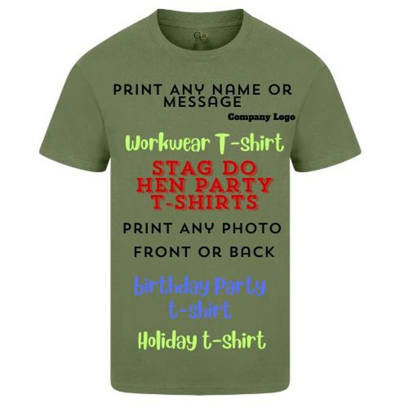 Pu&ograve; includere: Una maglietta verde con il testo "PRINT ANY NAME OR MESSAGE" e "Workwear T-shirt" in nero. Il testo "STAG DO HEN PARTY T-SHIRTS" &egrave; in rosso. Il testo "PRINT ANY PHOTO FRONT OR BACK" &egrave; in nero. Il testo "birthday Party t-shirt" &egrave; in blu. Il testo "Holiday t-shirt" &egrave; in verde.