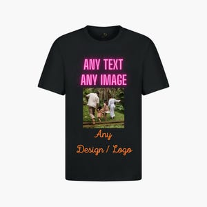 Pu&ograve; includere: Maglietta nera con un testo sovrapposto in neon rosa che dice "ANY TEXT ANY IMAGE". La maglietta presenta anche una foto di una famiglia che cammina in un bosco. Il testo "Any Design / Logo" &egrave; stampato in arancione sotto la foto.