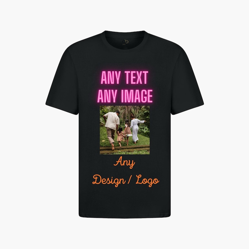 Pu&ograve; includere: Maglietta nera con un testo sovrapposto in neon rosa che dice "ANY TEXT ANY IMAGE". La maglietta presenta anche una foto di una famiglia che cammina in un bosco. Il testo "Any Design / Logo" &egrave; stampato in arancione sotto la foto.