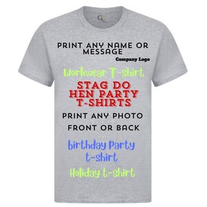 Pu&ograve; includere: Una maglietta grigia con il testo "PRINT ANY NAME OR MESSAGE" e "Company Logo" in alto. Il testo "Workwear T-shirt", "STAG DO HEN PARTY T-SHIRTS", "PRINT ANY PHOTO FRONT OR BACK", "birthday Party t-shirt" e "Holiday t-shirt" &egrave; stampato in vari colori sulla maglietta.