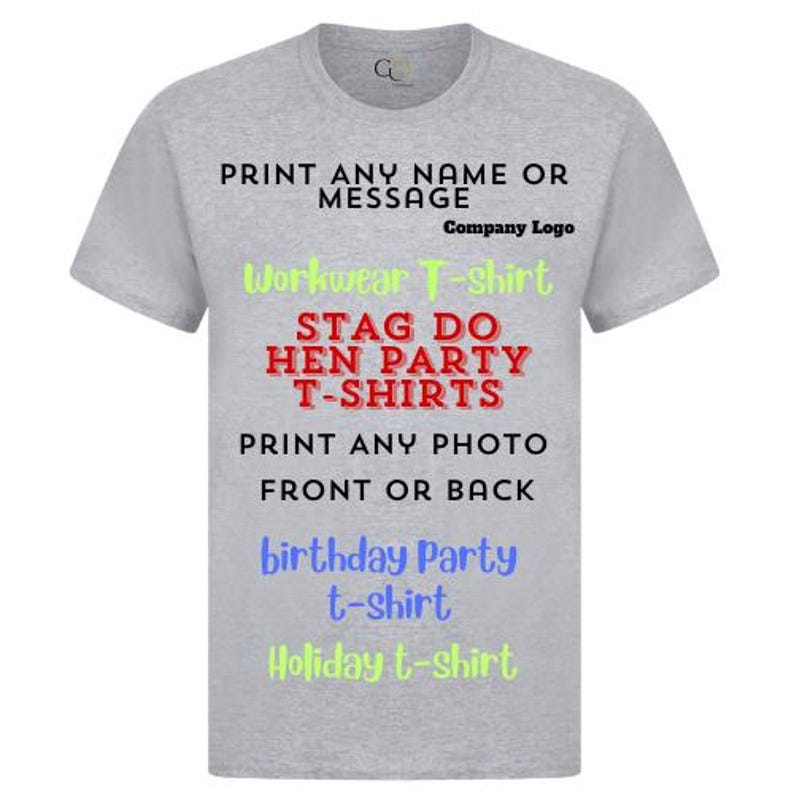 Pu&ograve; includere: Una maglietta grigia con il testo "PRINT ANY NAME OR MESSAGE" e "Company Logo" in alto. Il testo "Workwear T-shirt", "STAG DO HEN PARTY T-SHIRTS", "PRINT ANY PHOTO FRONT OR BACK", "birthday Party t-shirt" e "Holiday t-shirt" &egrave; stampato in vari colori sulla maglietta.