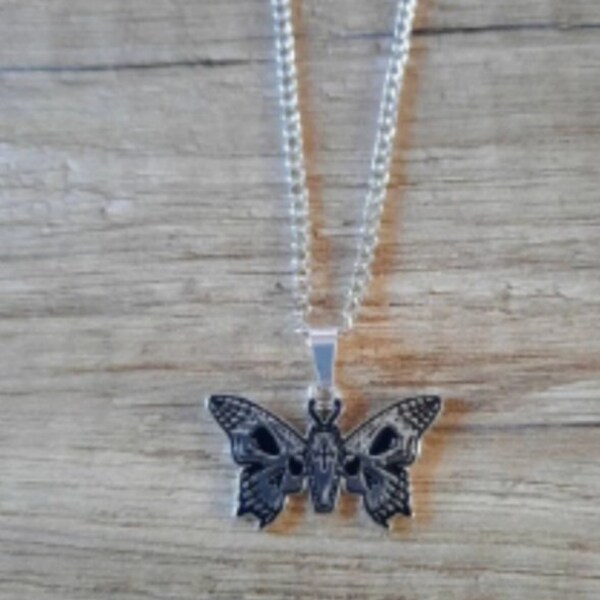 Collier papillon crâne