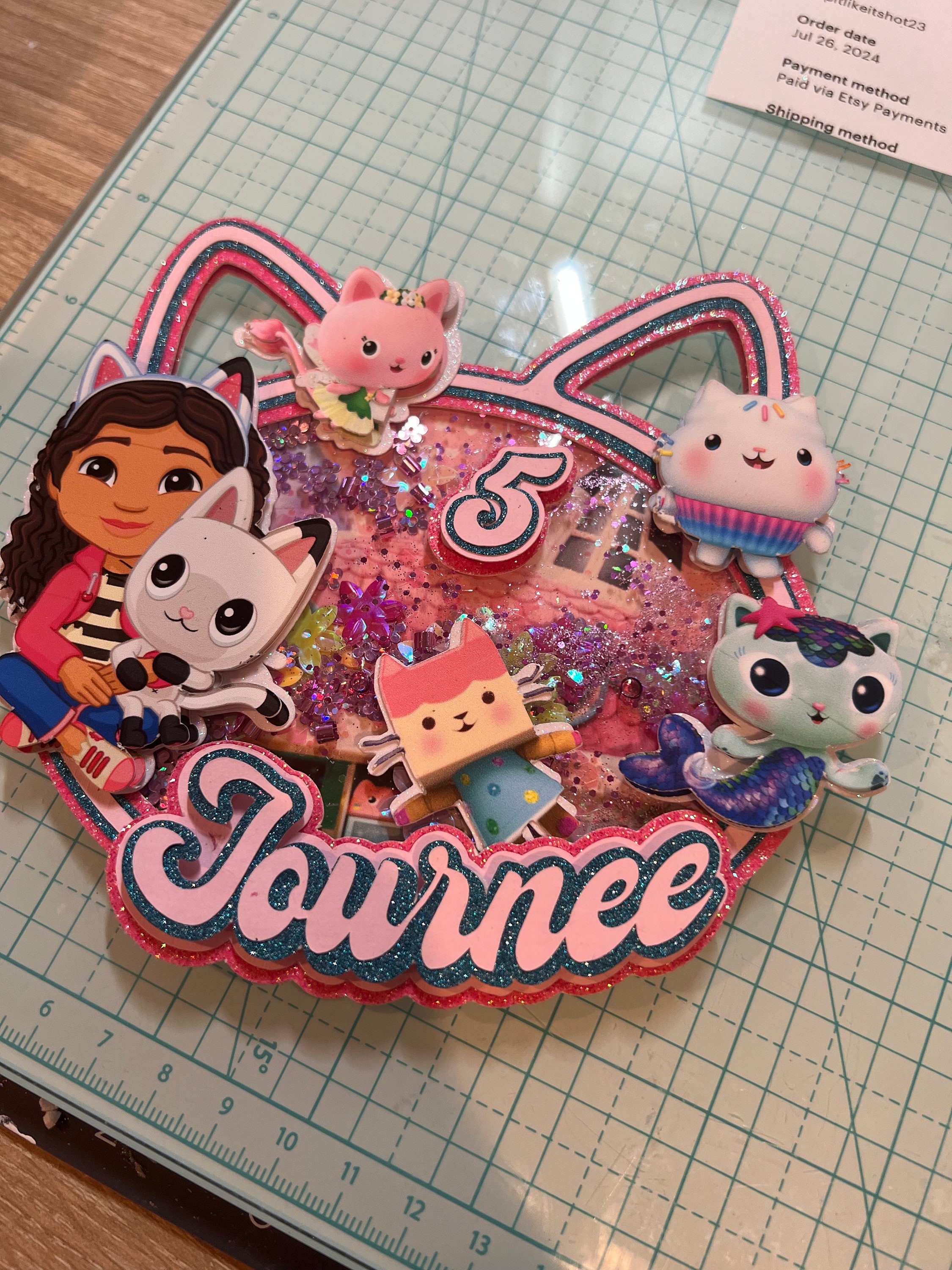 Assiettes Rondes 17.8 Cm Gabby's Lot 8 Assiettes Papier Maison Poupée 17,8  Cm - Fête Thème Gabby's Dollhouse - Multicolore Maison Poupée Fête Enfant  Chat, image size:2250x3000