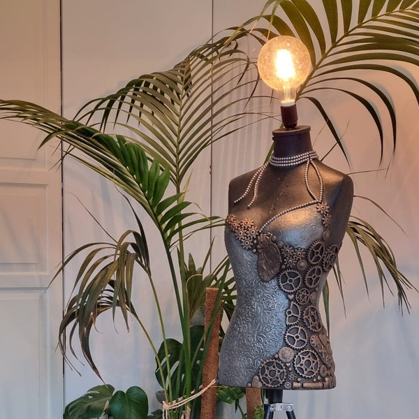 Décoration d'intérieur, lampadaire au design unique, lampe steampunk, fait main à partir de mannequins recyclés