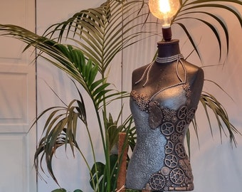 Décoration d'intérieur, lampadaire au design unique, lampe steampunk, fait main à partir de mannequins recyclés
