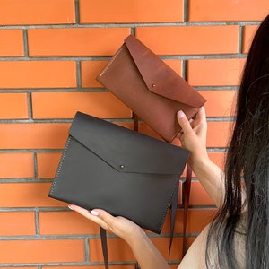 Embrague de sobre de cuero elegante, mini bolso de hombro de cuero, bolso bandolera lindo con correa ajustable, bolso pequeño cosido a mano, bolso personalizado