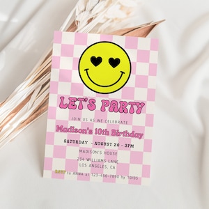 Peut inclure: Une invitation à carreaux rose et blancs avec un smiley jaune aux yeux en forme de cœur. Le texte indique "Let's Party" en lettres roses sur un fond à carreaux rose et blancs. Le texte ci-dessous indique "Join us as we celebrate Madison's 10th Birthday" avec la date et l'heure de la fête.