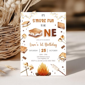 Könnte beinhalten: Eine weiße Einladungskarte mit dem Text "IT'S S'MORE FUN TO BE ONE" und "Liam's 1st Birthday". Die Karte zeigt Illustrationen von S'mores, Marshmallows und einem Lagerfeuer. Das Datum ist der 25. Oktober.