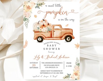 Puede incluir: Una invitación a una fiesta de bienvenida al bebé con una ilustración de acuarela de un camión vintage que lleva calabazas y follaje de otoño. El texto dice "a sweet little pumpkin is on the way".