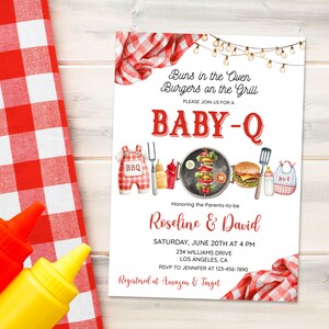 K&ouml;nnte beinhalten: Eine Babyparty-Einladung mit BBQ-Thema. Die Einladung zeigt den Text "BABY-Q" in Rot, zusammen mit Illustrationen von Burgern, einem Grill und Babyartikeln. Die Einladung enth&auml;lt auch die Namen Roseline & David, Datum, Uhrzeit und Ort.