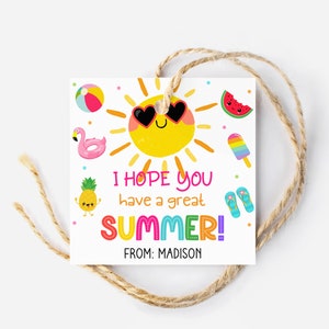 Peut inclure: Une carte blanche avec un soleil color&eacute; portant des lunettes de soleil et un flotteur de flamant rose. La carte dit "J'esp&egrave;re que vous avez un bel &Eacute;T&Eacute; ! De : MADISON".