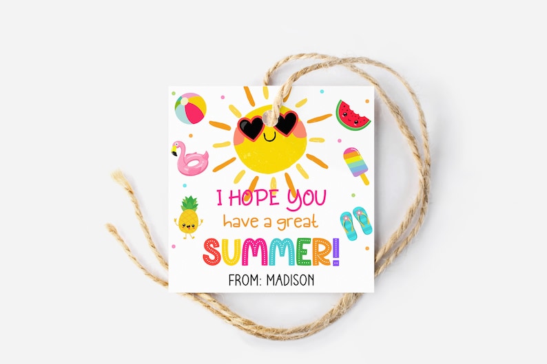 Peut inclure: Une carte blanche avec un soleil color&eacute; portant des lunettes de soleil et un flotteur de flamant rose. La carte dit "J'esp&egrave;re que vous avez un bel &Eacute;T&Eacute; ! De : MADISON".