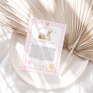 Puede incluir: Una tarjeta de cuadros rosa y blanca con una ilustraci&oacute;n de un conejo y el texto "From the Best of The Easter Bunny" y una nota manuscrita que dice "Querido/a [Name], &iexcl;Feliz Pascua! Es tan divertido estar en movimiento, pero estoy tan emocionado de celebrar contigo este d&iacute;a especial! Quer&iacute;a dejarte una peque&ntilde;a sorpresa, &iexcl;una primavera llena de diversi&oacute;n! &iexcl;Espero que encuentres lo que est&aacute;s buscando! He estado ocupado escondiendo huevos por todas partes, pero te he estado vigilando. S&eacute; que eres un buen huevo, y estoy orgulloso de ti por ser tan amable y servicial. &iexcl;Sigue as&iacute;! Recuerda, eres un conejo especial en mi libro! &iexcl;Espero que tengas una feliz Pascua llena de diversi&oacute;n y risas! Con cari&ntilde;o, El Conejo de Pascua"