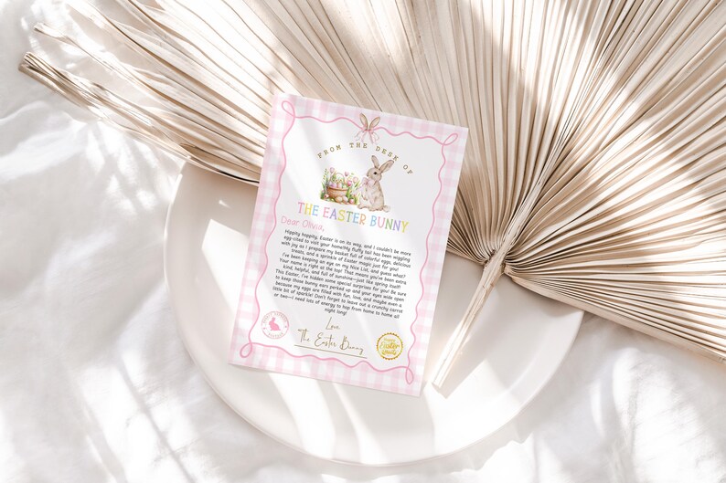 Puede incluir: Una tarjeta de cuadros rosa y blanca con una ilustraci&oacute;n de un conejo y el texto "From the Best of The Easter Bunny" y una nota manuscrita que dice "Querido/a [Name], &iexcl;Feliz Pascua! Es tan divertido estar en movimiento, pero estoy tan emocionado de celebrar contigo este d&iacute;a especial! Quer&iacute;a dejarte una peque&ntilde;a sorpresa, &iexcl;una primavera llena de diversi&oacute;n! &iexcl;Espero que encuentres lo que est&aacute;s buscando! He estado ocupado escondiendo huevos por todas partes, pero te he estado vigilando. S&eacute; que eres un buen huevo, y estoy orgulloso de ti por ser tan amable y servicial. &iexcl;Sigue as&iacute;! Recuerda, eres un conejo especial en mi libro! &iexcl;Espero que tengas una feliz Pascua llena de diversi&oacute;n y risas! Con cari&ntilde;o, El Conejo de Pascua"