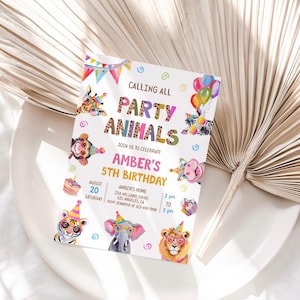 Puede incluir: Una colorida invitación con el texto "PARTY ANIMALS" y "AMBER'S 5TH BIRTHAY". La invitación presenta ilustraciones de acuarela de varios animales, globos y decoraciones de fiesta. También se incluye la fecha y la hora.