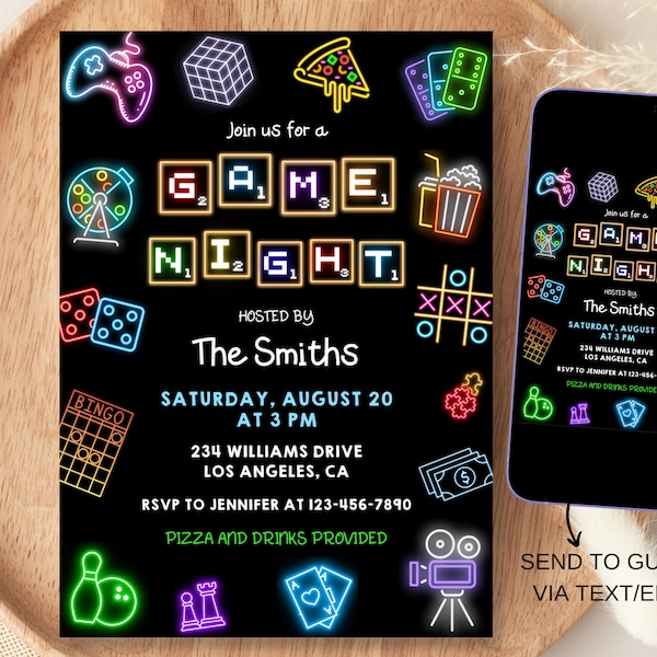 Può includere: Invito a una serata di giochi con sfondo nero e colori al neon. L'invito presenta una varietà di icone di giochi, tra cui dadi, un controller di gioco, una fetta di pizza e una telecamera da cinema. Il testo sull'invito recita "Unisciti a noi per una serata di giochi" e include la data, l'ora e il luogo dell'evento. L'invito include anche il testo "Pizza e bevande fornite".