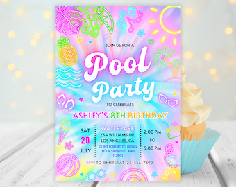 Op de afbeelding: Een kleurrijke tie-dye uitnodiging voor een poolparty ter ere van Ashleys 8e verjaardag. De uitnodiging heeft neon roze, blauwe en gele accenten met een tropisch thema. De tekst luidt "Doe mee met een poolparty om Ashleys 8e verjaardag te vieren". De uitnodiging bevat details voor het feest, inclusief de datum, tijd, locatie en RSVP-informatie.