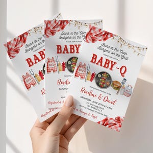 K&ouml;nnte beinhalten: Drei Babyparty-Einladungen mit Grill-Thema. Die Einladungen zeigen rot-wei&szlig; karierte Muster, Illustrationen von Grillartikeln und den Text "Buns in the Oven, Burgers on the Grill" und "BABY-Q".