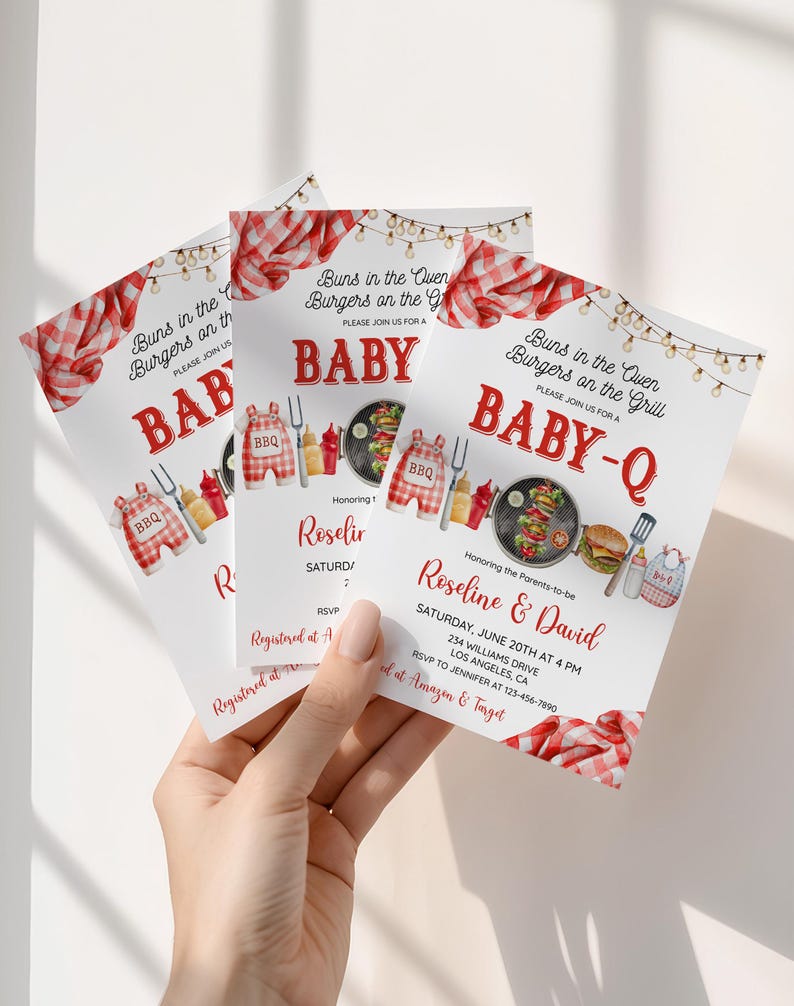 K&ouml;nnte beinhalten: Drei Babyparty-Einladungen mit Grill-Thema. Die Einladungen zeigen rot-wei&szlig; karierte Muster, Illustrationen von Grillartikeln und den Text "Buns in the Oven, Burgers on the Grill" und "BABY-Q".