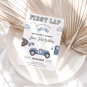 Könnte beinhalten: Eine blaue und weiße Einladung zur ersten Geburtstagsfeier mit dem Thema Rennwagen mit dem Text "First Lap Around the Track" und "Liam's First Birthday". Die Einladung enthält das Datum und die Uhrzeit der Party, die Adresse und die RSVP-Informationen.