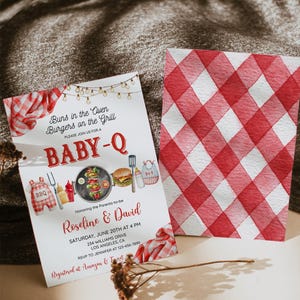 K&ouml;nnte beinhalten: Eine Babyparty-Einladung mit BBQ-Thema. Die Einladung enth&auml;lt den Text "Buns in the Oven, Burgers on the Grill" und "Baby-Q". Das Design umfasst Illustrationen von BBQ-Artikeln und ein rot-wei&szlig; kariertes Muster.