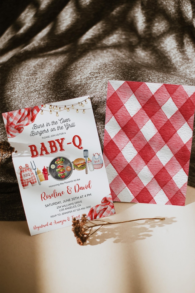 K&ouml;nnte beinhalten: Eine Babyparty-Einladung mit BBQ-Thema. Die Einladung enth&auml;lt den Text "Buns in the Oven, Burgers on the Grill" und "Baby-Q". Das Design umfasst Illustrationen von BBQ-Artikeln und ein rot-wei&szlig; kariertes Muster.