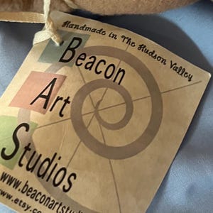 Jeffs bruna hundhanddocka, Beacon Art Studios