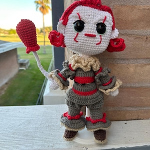 Tanzende Clown Häkelpuppe