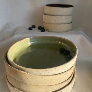 Handgemaakte keramische serveerschaal – bosgroene tapasschaal, ambachtelijk aardewerk