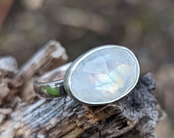 Sterlingzilveren ring met regenboogmaansteen: van oost naar west, maat 8,5