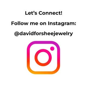 Op de afbeelding: Laten we verbinden! Volg me op Instagram: @davidforsheejewelry. Het Instagram-logo is een wit vierkant met een afgeronde rechthoek erin. De afgeronde rechthoek is oranje met een witte cirkel erin. De cirkel heeft een klein wit puntje in de rechterbovenhoek.