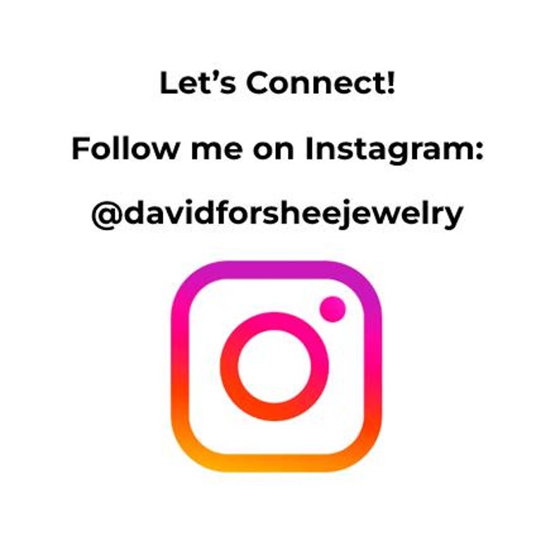 Op de afbeelding: Laten we verbinden! Volg me op Instagram: @davidforsheejewelry. Het Instagram-logo is een wit vierkant met een afgeronde rechthoek erin. De afgeronde rechthoek is oranje met een witte cirkel erin. De cirkel heeft een klein wit puntje in de rechterbovenhoek.