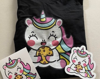 Paquete de regalo de cumpleaños con galletas de unicornio Kawaii (1 camiseta, 1 imán, 1 pegatina) - Set de caja de regalo Loves Unicorn
