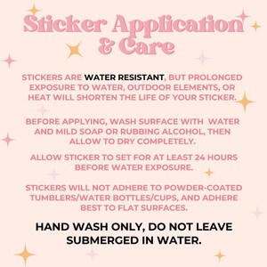 Puede incluir: Gr&aacute;fico rosa y blanco con el texto "Sticker Application & Care". Instrucciones para aplicar y cuidar las pegatinas, incluida informaci&oacute;n sobre la resistencia al agua, la limpieza y las superficies que se deben evitar.