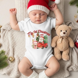 Puede incluir: Un bebé con un gorro de Papá Noel rojo y blanco y un body blanco con el texto "My 1st Christmas Est. 2025". El body presenta un dibujo de Papá Noel en un camión rojo con un oso de peluche. Un oso de peluche marrón está al lado del bebé.