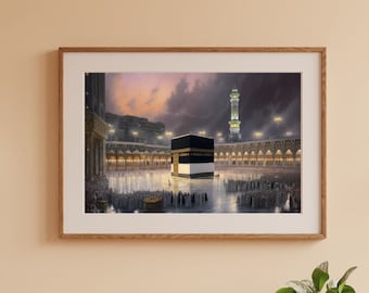 Op de afbeelding: Een digitale schildering van de Kaaba in Mekka, Saoedi-Arabië. De Kaaba is een kubusvormig gebouw dat de heiligste plaats in de islam is. De schildering toont de Kaaba omringd door een menigte mensen, met een moskee op de achtergrond. De lucht is donkerblauw met wolken, en de zon gaat in de verte onder.