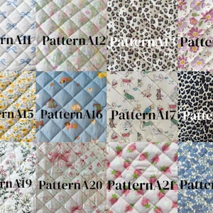 Pu&ograve; includere: Una griglia di dodici campioni di tessuto trapuntato etichettati da PatternA11 a PatternA22. I motivi includono fiocchi blu, stampe floreali, macchie di leopardo, girasoli gialli, animali dei cartoni animati, fragole e piccoli fiori blu su sfondi vari.