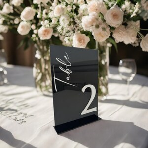 Numéro de table "YOU & ME" en plexi noir et blanc - Pancarte de table pour décoration mariage et événements