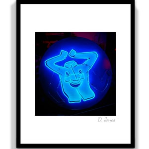Las Vegas, Nevada 'Tidy Whitey' Neon Sign Mid-Century Laundry Happy Camicia con colletto a maniche lunghe Bianco Fotografia all'aperto Download digitale