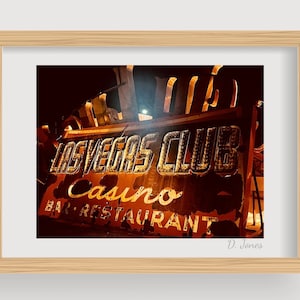 Las Vegas, Nevada Segno "in pensione" illuminato vecchio casinò Mid-Century non operativo senza lampadina Bar ristorante all'aperto fotografia Download digitale