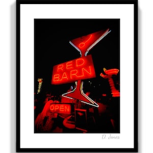 Las Vegas, Nevada 'Red Barn' Neon Sign Mid-Century Art Deco Martini Glass Olive Stuzzicadenti Rosso Aperto All'aperto Fotografia Download digitale
