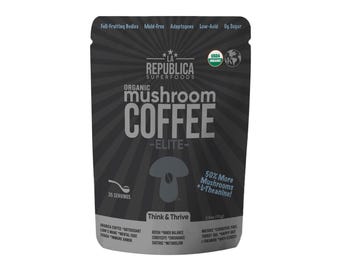 Könnte beinhalten: Ein schwarzer Beutel La Republica Superfoods Bio-Pilzkaffee Elite. Das Etikett zeigt ein Strahlenmuster, ein Pilzsymbol und Text, darunter 35 Portionen, 50% mehr Pilze + L-Theanin sowie ein Nettogewicht von 70g.