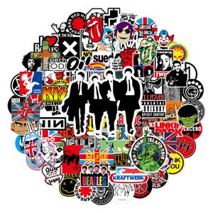Op de afbeelding: Een verzameling kleurrijke stickers met logo's en artwork van muziekgroepen, waaronder The Beatles en The Rolling Stones. De stickers zijn gerangschikt in een cirkelvormig patroon en hebben een verscheidenheid aan kleuren en stijlen.