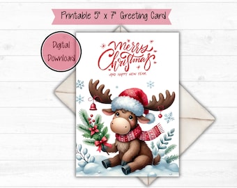 Peut inclure: Une carte de vœux imprimable de 12,7 cm x 17,8 cm représentant un élan de dessin animé portant un bonnet de Père Noël rouge et une écharpe. L'élan tient une branche de houx et la carte dit "Joyeux Noël et Bonne Année".