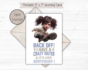 Peut inclure: Carte de vœux imprimable de 12,7 cm x 17,8 cm avec une illustration de dessin animé d'une fille qui donne un coup de pied. Le texte de la carte se lit comme suit : « BACK OFF ! J'AI UNE SŒUR FOLLE ET C'EST SON ANNIVERSAIRE ! ».