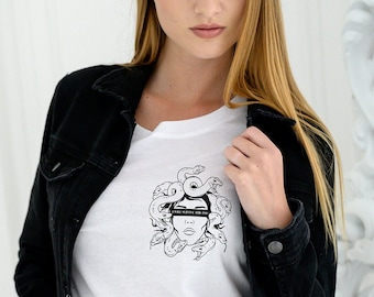 T-shirt Medusa, regalo per lei, camicia sopravvissuta, regali di mitologia greca, maglietta mitologia greca, maglietta mitologia unisex, maglietta Medusa, maglietta mito