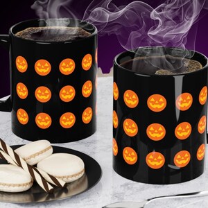 Halloween Jack-O-Lantern 11 oz Czarny kubek do kawy, Upiorny sezon dyniowy kubek, Wystrój domu na Halloween, Prosty wystrój kubka z dynią na Halloween