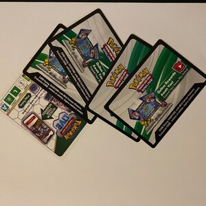 Puede incluir: Cuatro cartas verdes y negras de Pokémon Trading Card Game Online con el texto "¡Las recompensas en línea te esperan! ¡Amplía tu juego hoy!" y "Pokémon Trading Card Game Online".